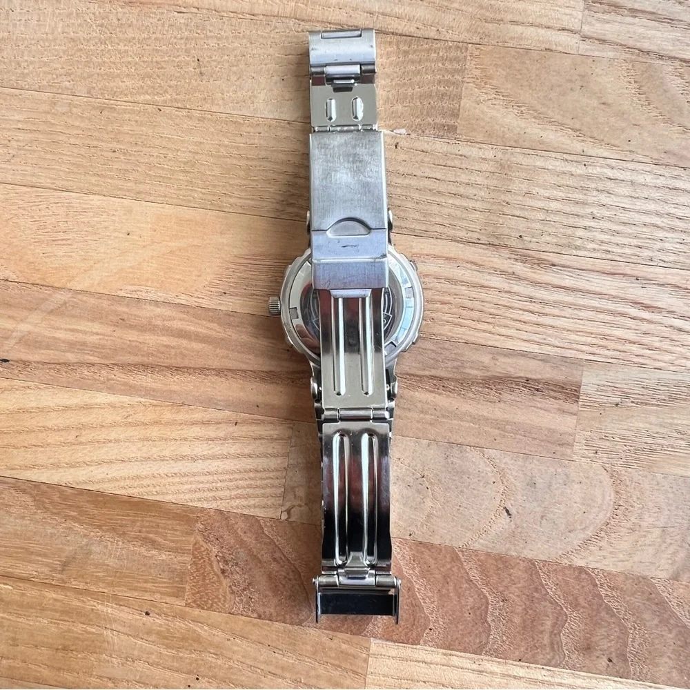 Guess ladies waterpro blue dial silver tone sport watch NEW BATTERY